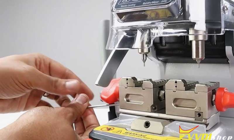 Setup Calibrate Dolphin Xp007 Key Cutting Machine (10)